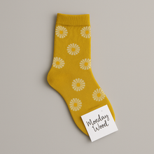 Load image into Gallery viewer, New Women Bloom Day Crew Socks