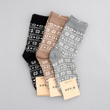 Load image into Gallery viewer, Women Winter Wonder Wonderland Socks